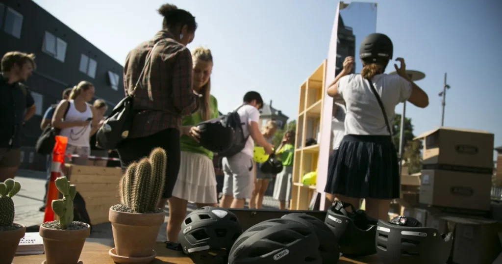 Kun hver tredje unge cykler med hjelm: Nu skal der handles – ny kampagne skal ændre vaner