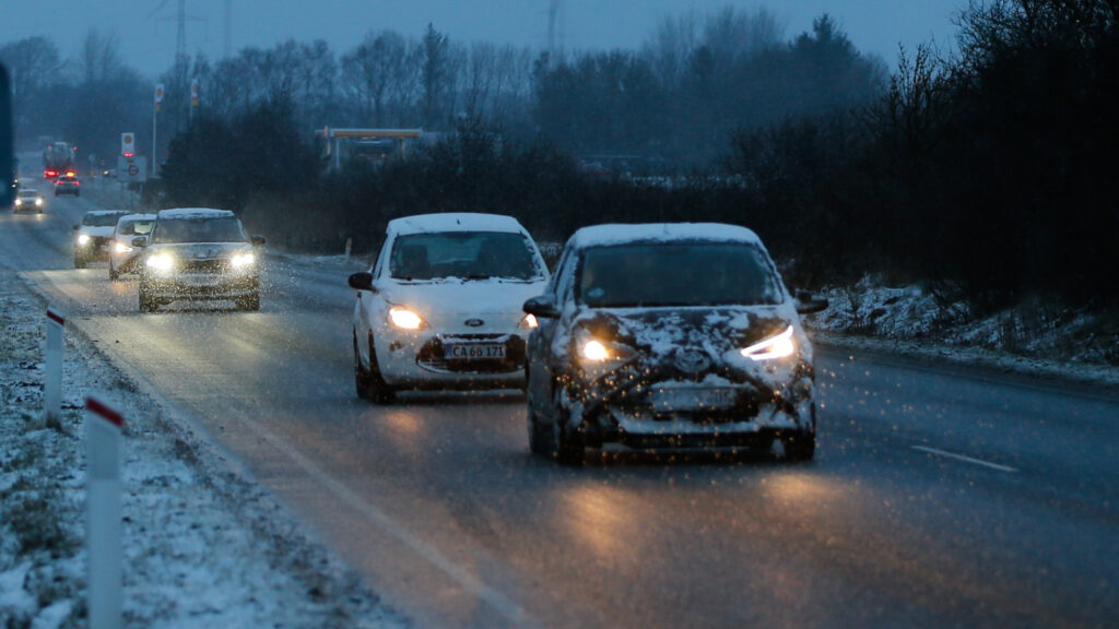 Hårdt vintervejr på vej: Mange bilister mangler varmt tøj og mad i bilen