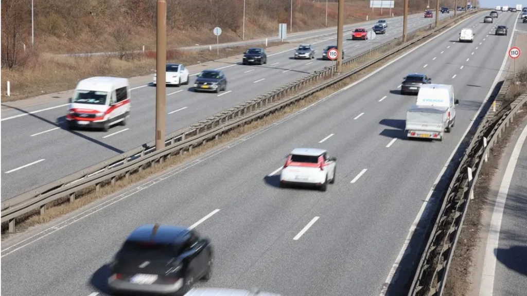 Benzin- og dieselbilister kan få lavere afgift: FDM vil halvere ejerafgiften